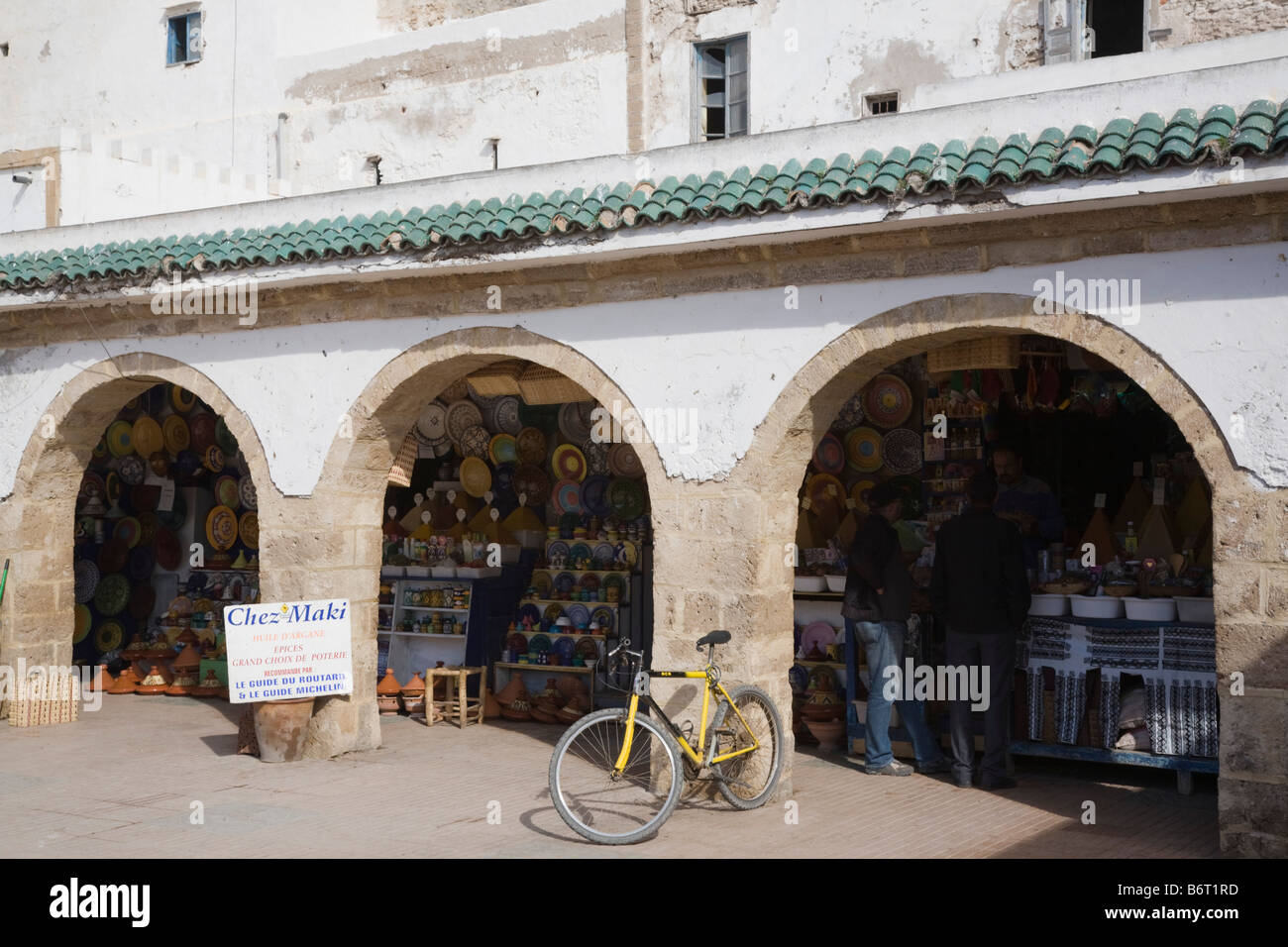 Essaouira Marocco negozi intorno a piazza piccola a medina, nel XVIII secolo città vecchia Foto Stock