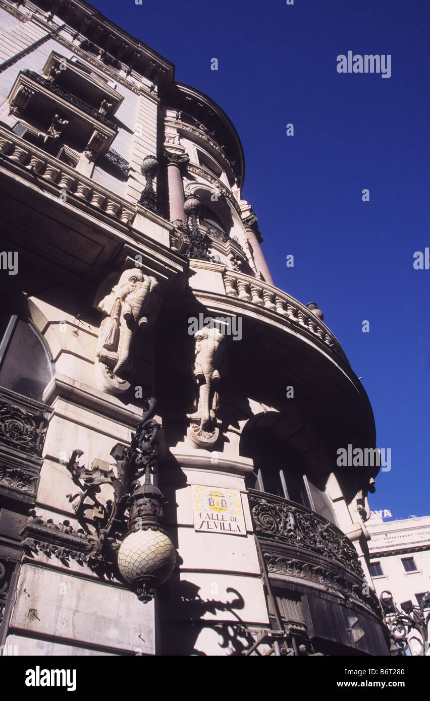 Teste di elefante sulla parete del Banco Español de Crédito costruzione / Edificio Banesto, Calles Alcala e Siviglia, Madrid, Spagna Foto Stock