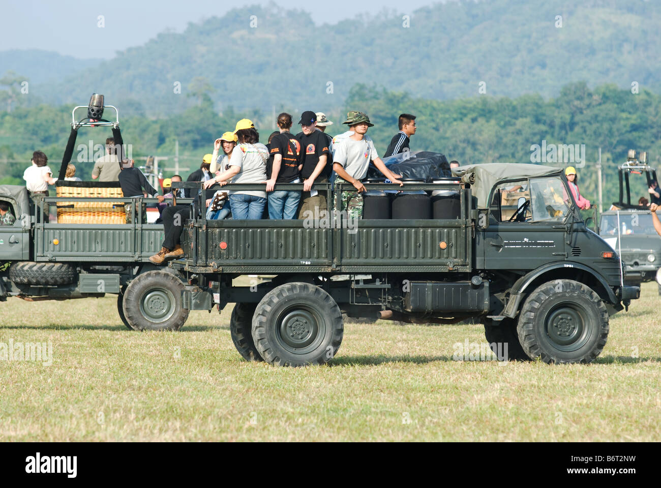 Camion militari Mercedes Benz Unimog portando i palloni ad aria calda Foto Stock