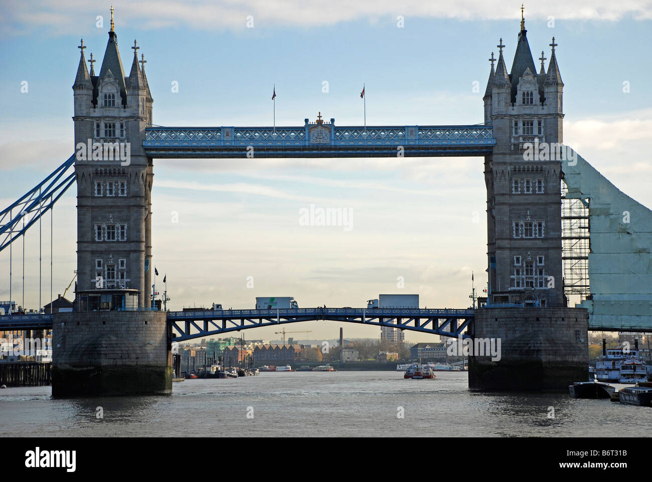 Il Tower Bridge oltre il fiume Tamigi, Londra, Inghilterra Foto Stock
