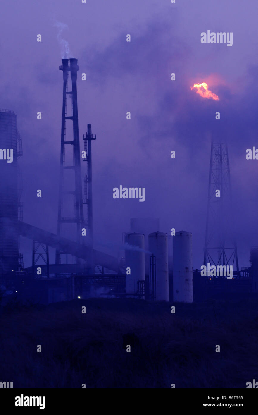 Fabbrica di acciaio camini e gas stack di svasatura a redcar cleveland Teesside al crepuscolo Foto Stock