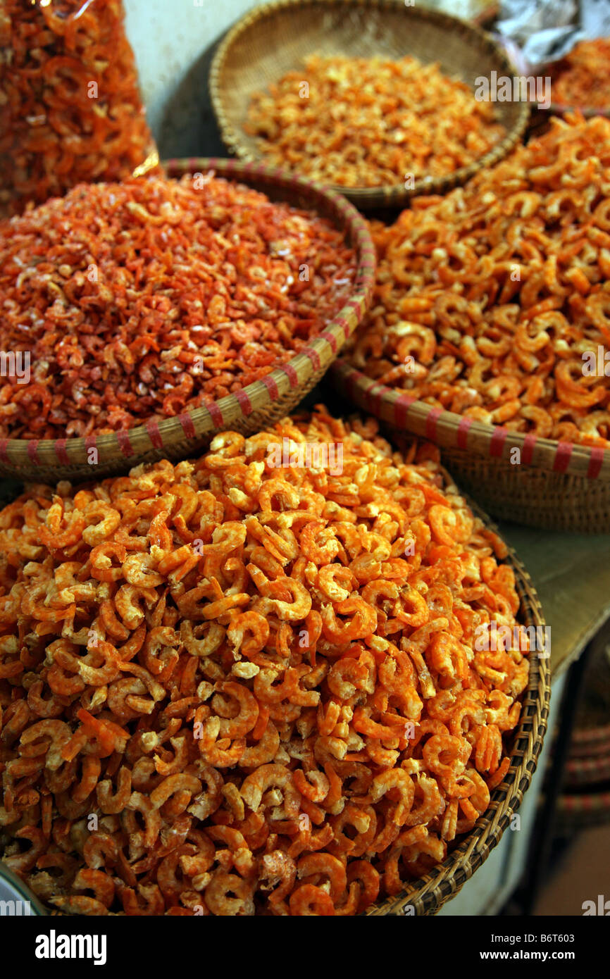 Baskests di gamberi secchi per la vendita in un mercato asiatico in Vietnam Foto Stock