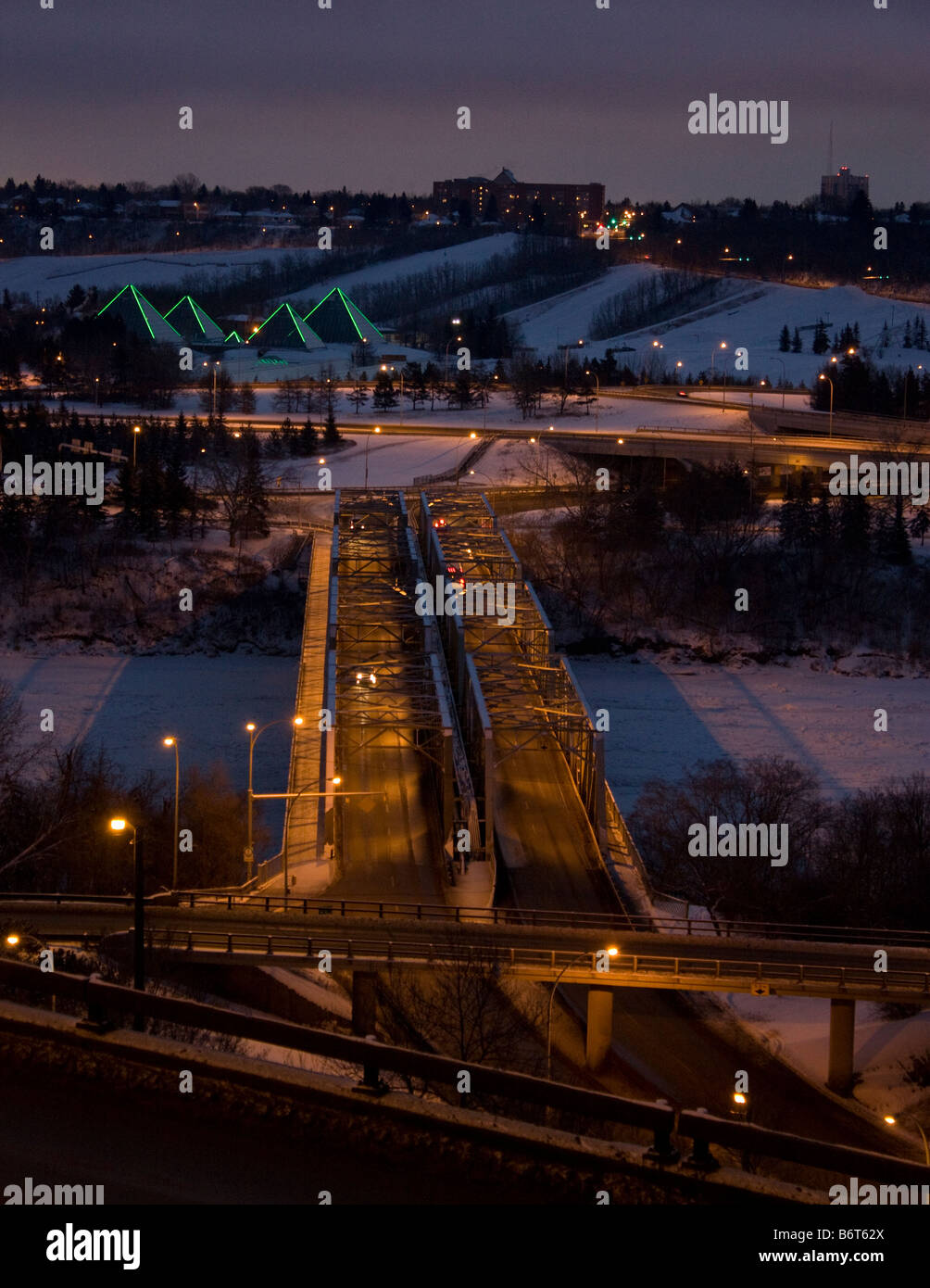 Basso livello ponte in Edmonton invernale Foto Stock