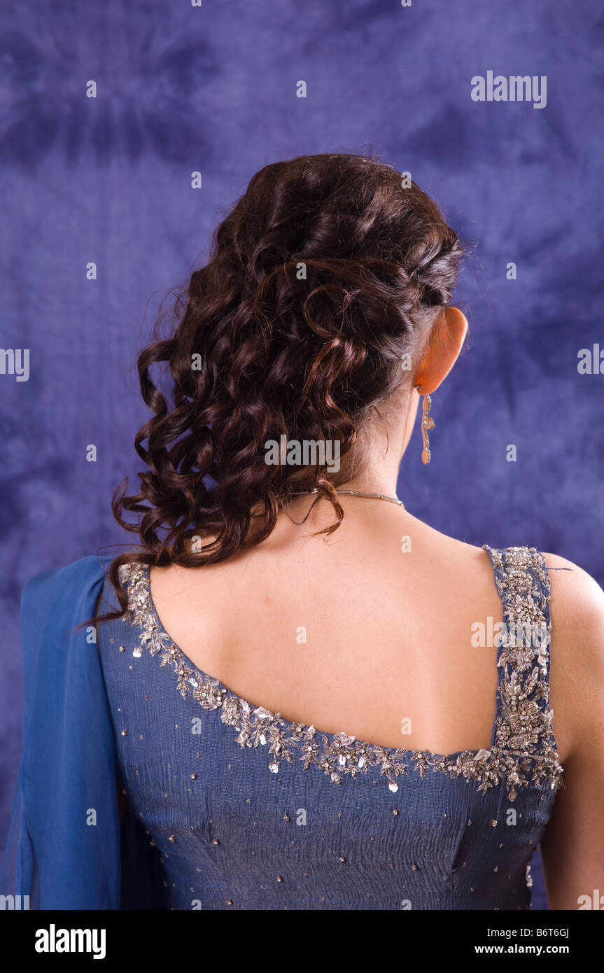 Vista posteriore di una donna in vestito blu Foto Stock