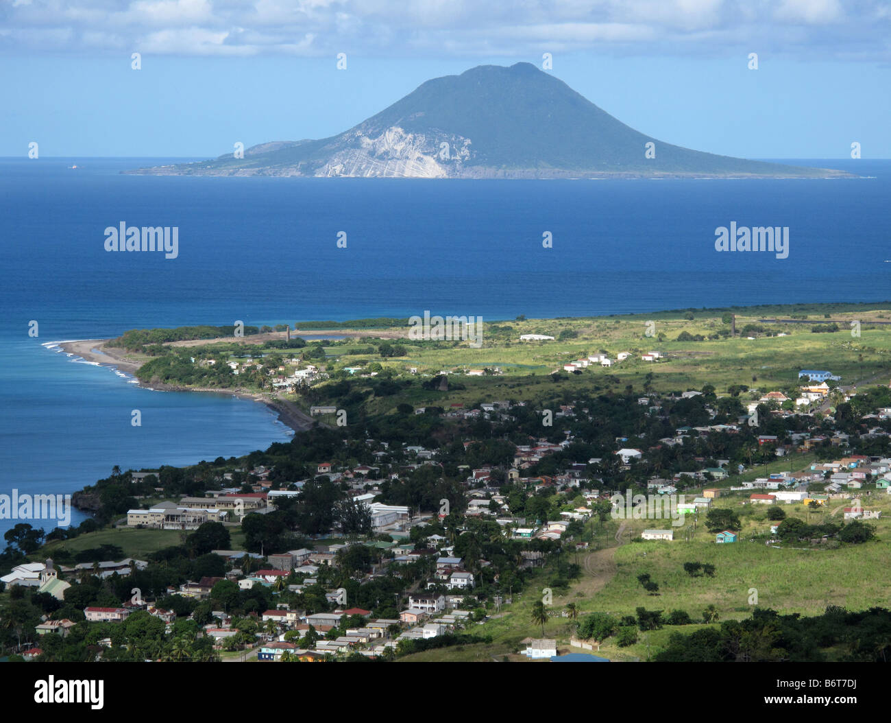 Vista dal parco nazionale di Brimstone Hill Fortress con Nevis sull'orizzonte in St Saint Kitts nei Caraibi, West Indies. Foto Stock