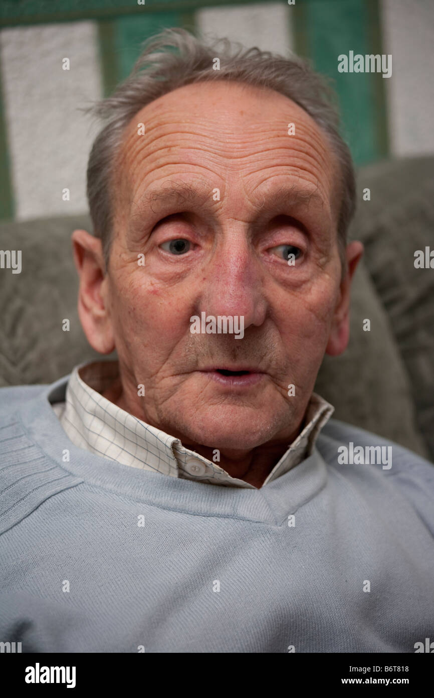 Testa e la spalla ritratto di uomo anziano Foto Stock