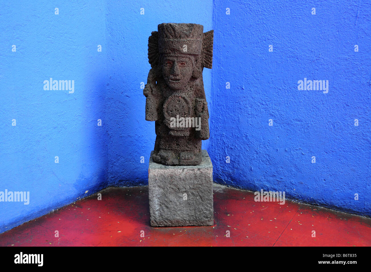 Statua precolombiana nel cortile di Frida Kahlo museum, Città del Messico Foto Stock