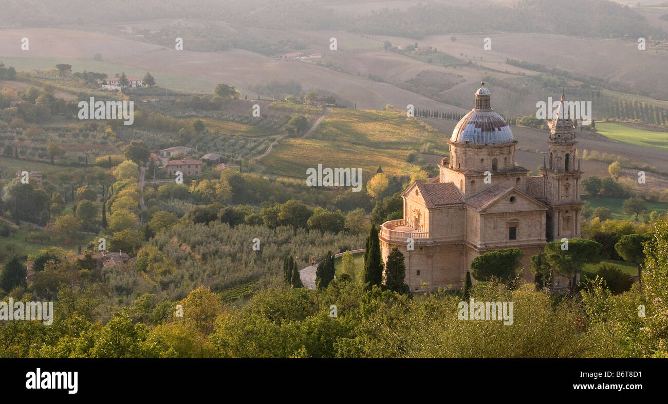 La Chiesa della Madonna di San Biagio in Toscana Italia visto dal di sopra o mostrare la coloratissima cupola blu e mostra come questo l Foto Stock