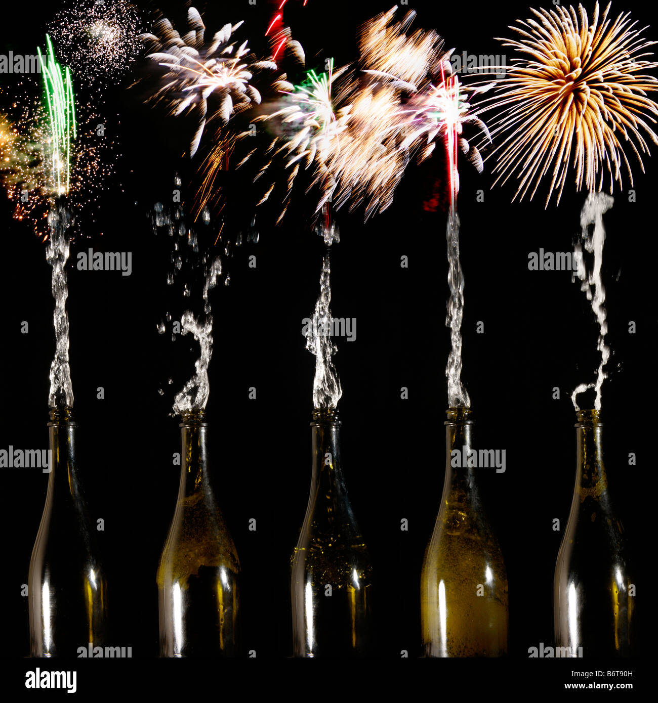 Celebrazione, bottiglie di Champagne e fuochi d'artificio. Foto Stock