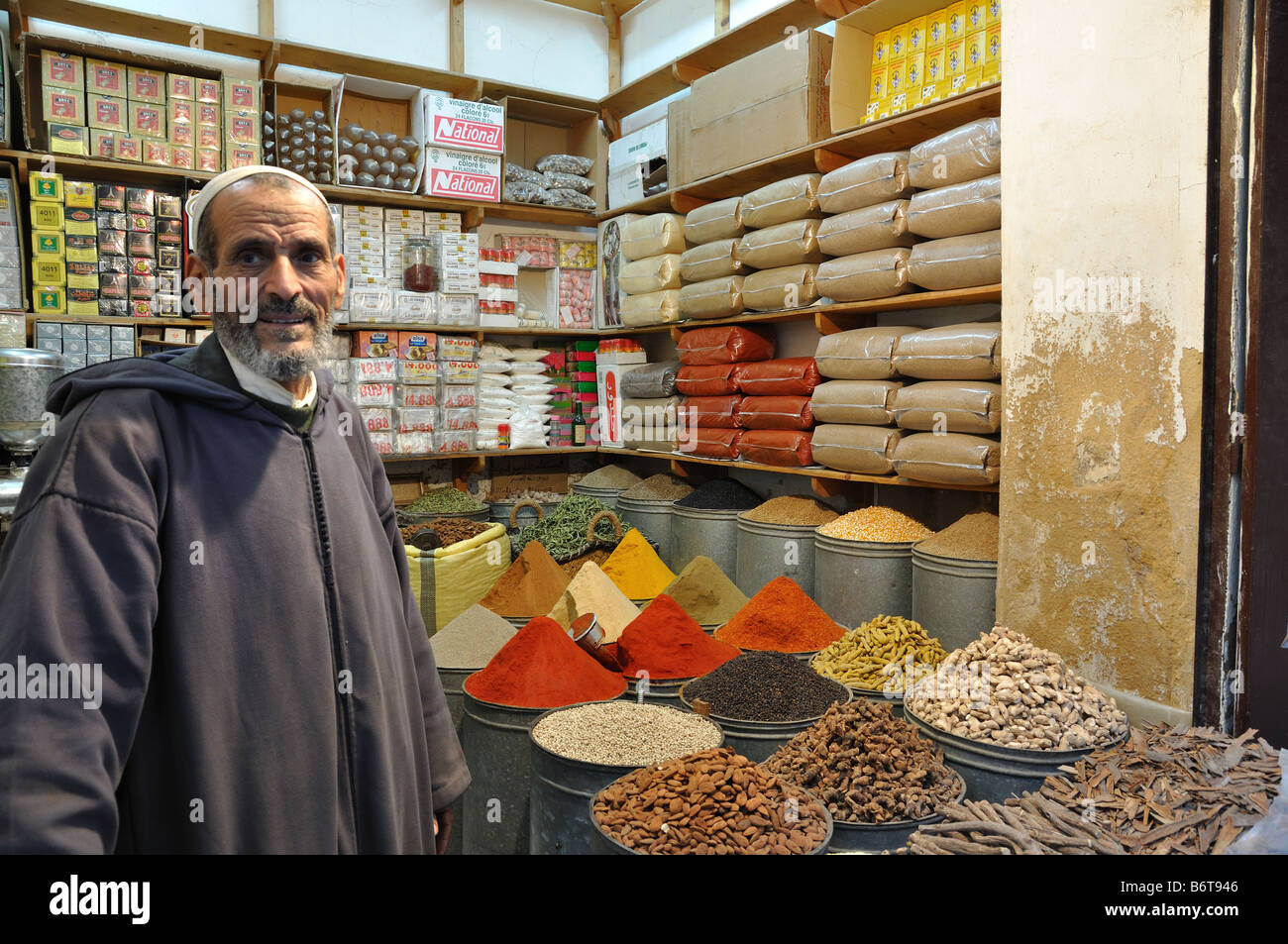 Venditore di spezie nella medina di Fez, Marocco Foto Stock