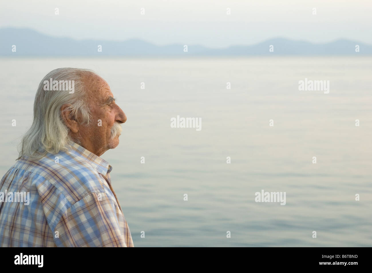 Uomo che guarda al mare Foto Stock