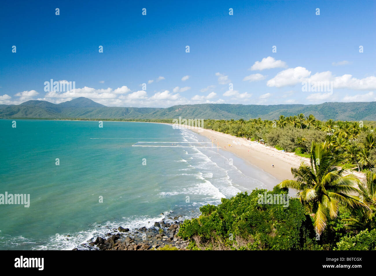 La vista dal Belvedere verso Port Douglas e' iconico Four Mile Beach, Queensland, Australia Foto Stock