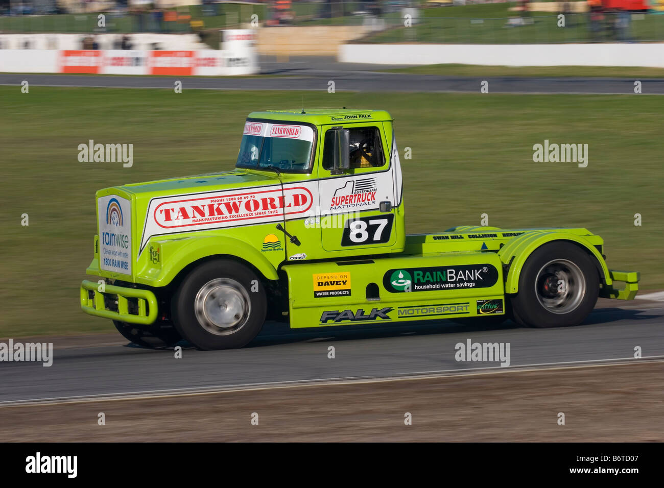 Australian truck racing veterano John Falk angoli duro e veloce a Perth s Barbagallo Raceway motorsport circuito. Foto Stock