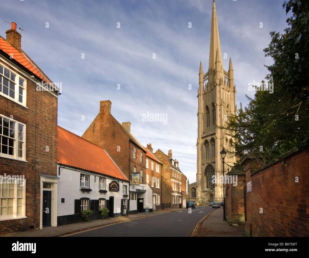 Strada tranquilla in Louth, Chiesa Parrocchiale di San Giacomo e il Pub Wheatsheaf, Lincolnshire Foto Stock