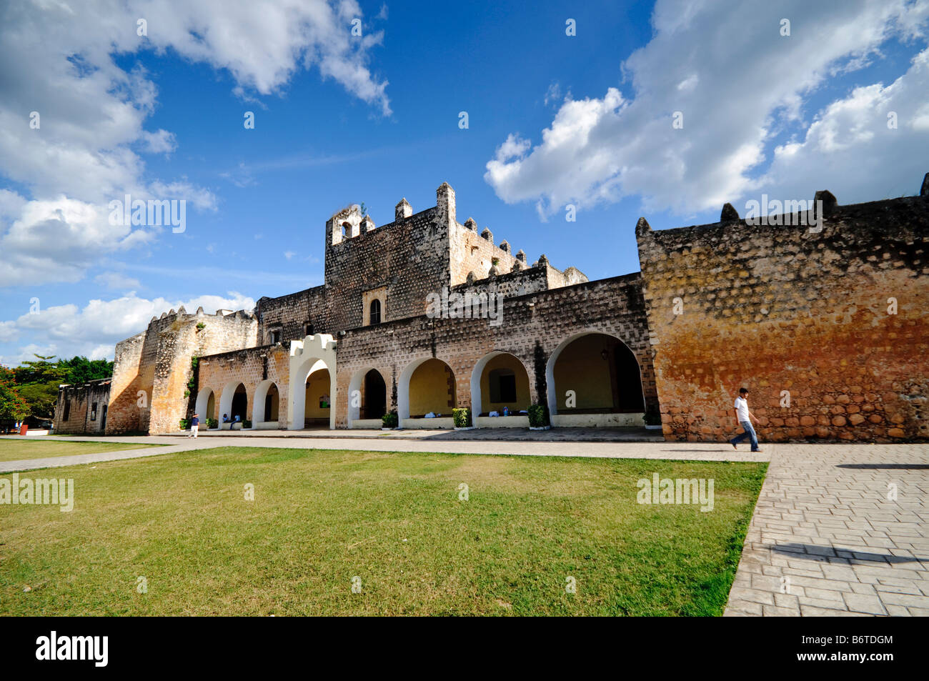 VALLADOLID, Messico: La cattedrale di San Bernardino, una chiesa storica situata nel cuore di Valladolid, Yucatán, Messico. Costruita nel XVI secolo, questa cattedrale presenta un'architettura coloniale con la sua grande facciata. Foto Stock