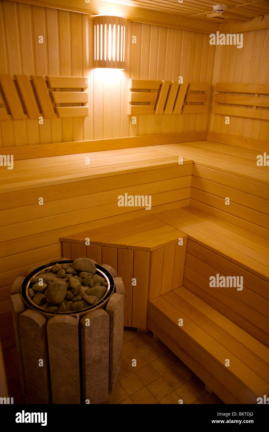 Interno della sauna finlandese in legno massiccio con panca di cedro Foto Stock