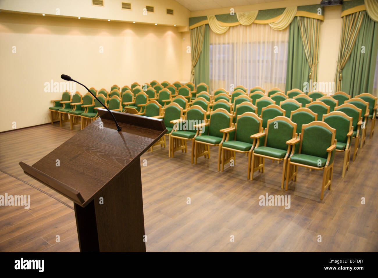 Moderna sala auditorium per la presentazione con tribune Foto Stock