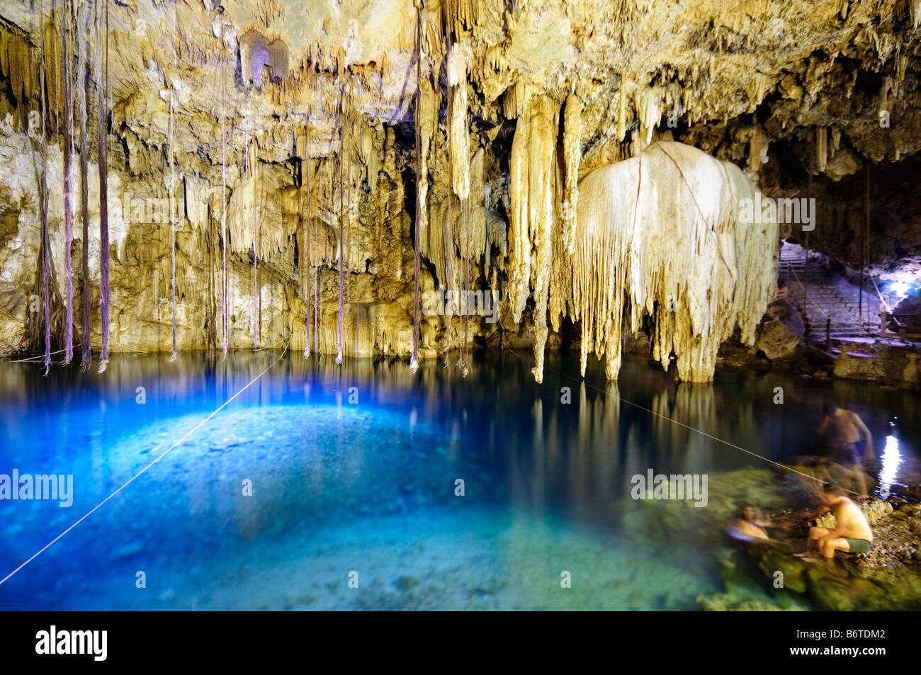 La naturale piscina sotterranea foro al Cenote Xkeken a Dzitnup, vicino a Valladolid, Yucatan, Messico Foto Stock