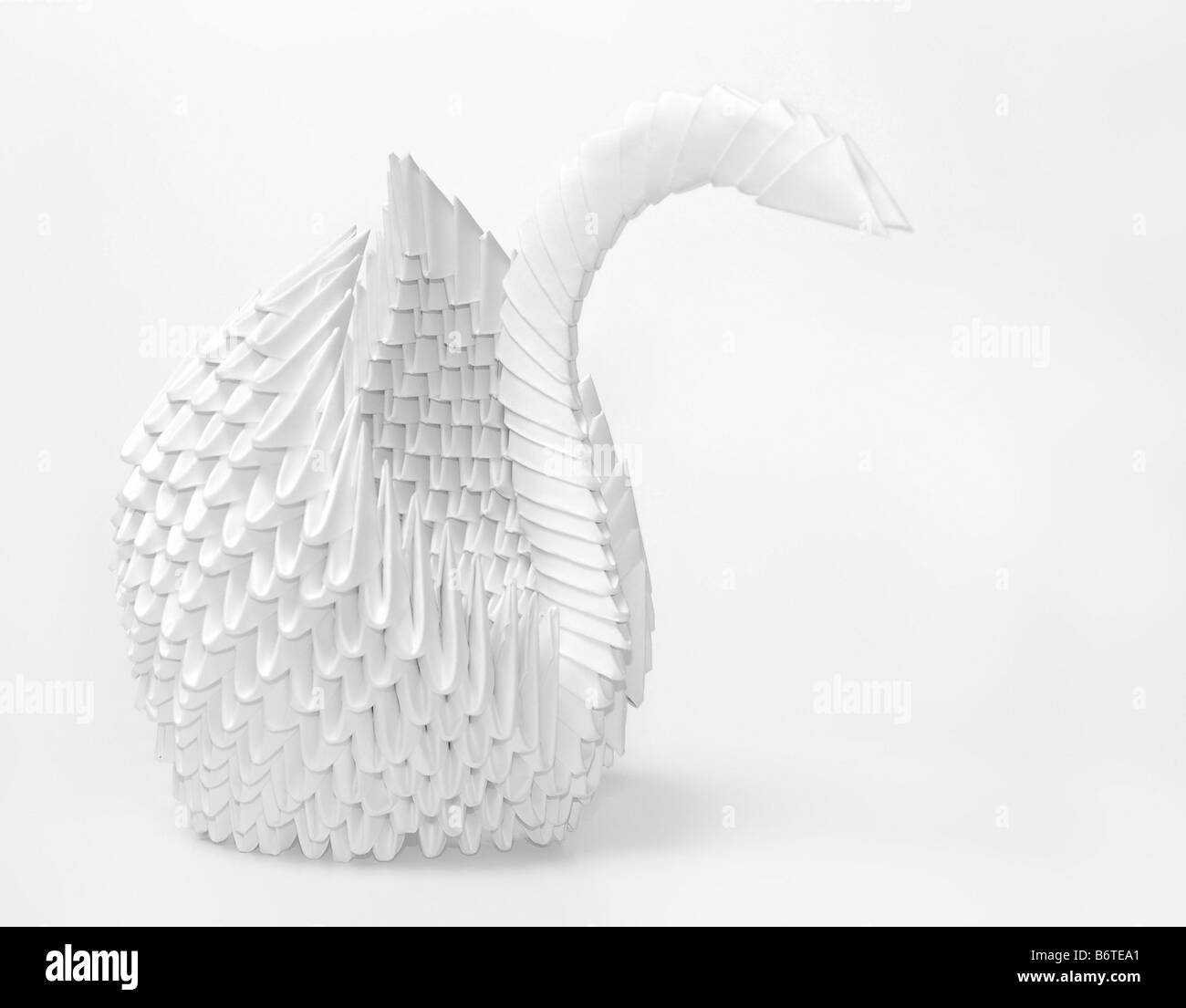 White paper origami swan su sfondo bianco Foto Stock