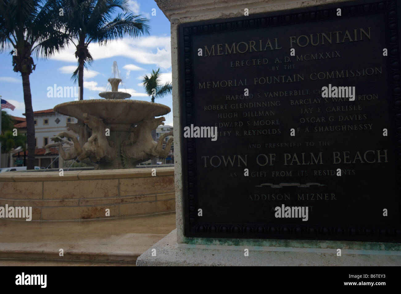 Fontana commemorativa e la placca in Palm Beach Florida La fontana fu progettato da notare l'architettura Addison Mizner nel 1929 Foto Stock