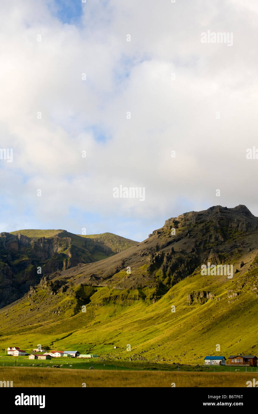 Villaggio Litla-Hof e colline Islanda Foto Stock