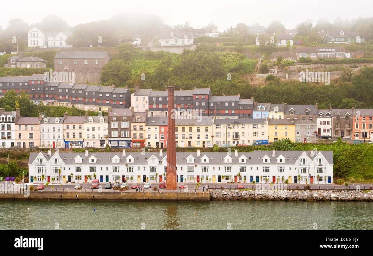 Vista di Cobh, nella contea di Cork, Irlanda, preso da una nave che lascia il porto di Cobh. Foto Stock