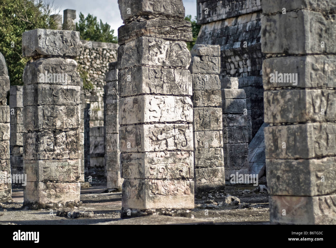 CHICHEN ITZA, Messico - Templo de los Guerreros (Tempio dei Guerrieri) presso le antiche rovine maya di Chichen Itza, Yucatan, Messico. Chichen Itza, situata sulla penisola dello Yucatan in Messico, è un sito archeologico significativo che mostra la ricca storia e le avanzate conoscenze scientifiche dell'antica civiltà Maya. È conosciuta soprattutto per la piramide di Kukulkan, o "El Castillo", una struttura a quattro lati con 91 gradini su ciascun lato, che culminano in un singolo gradino in cima per rappresentare i 365 giorni dell'anno solare. Foto Stock