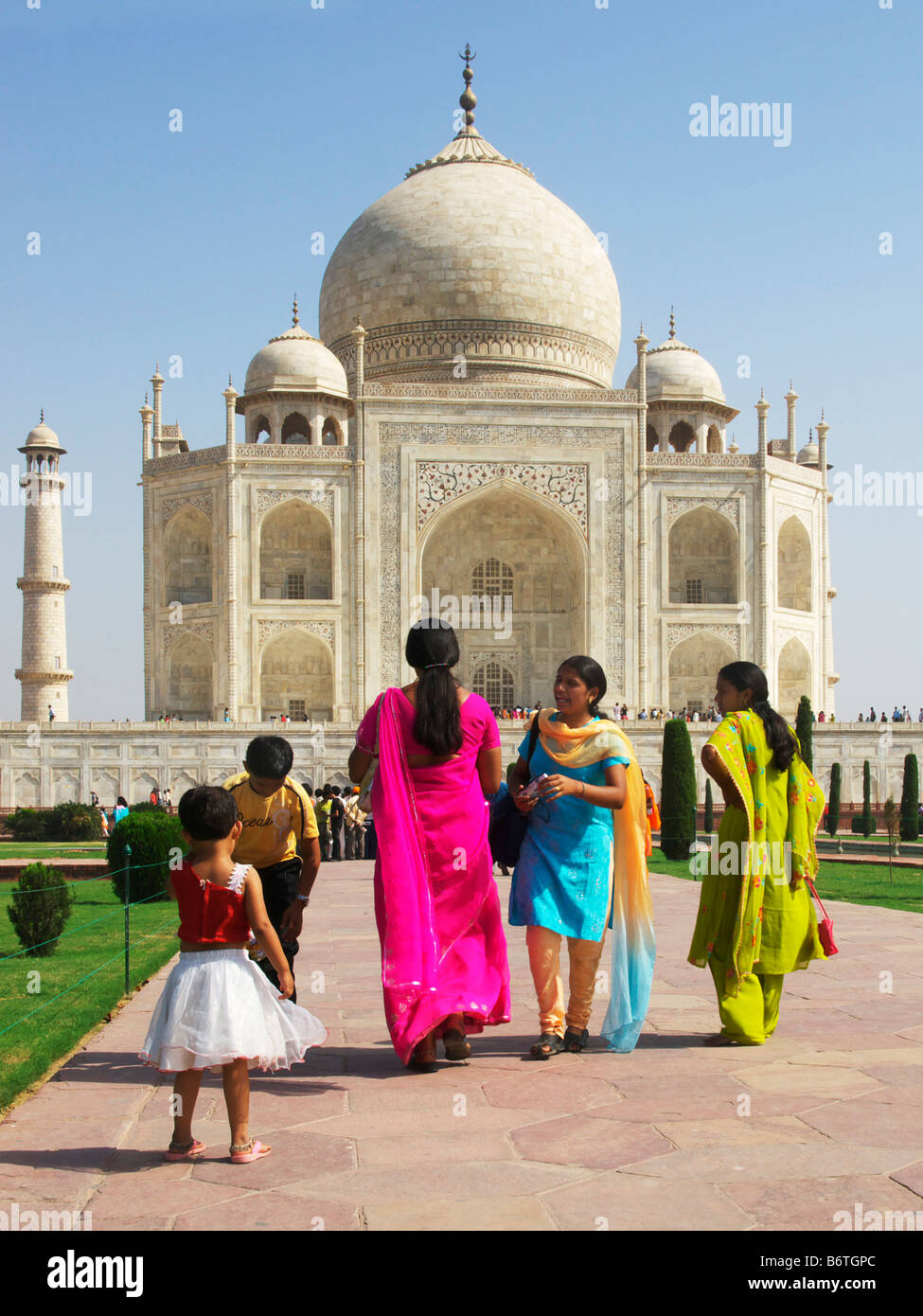 Una famiglia indiana cammina verso il Taj Mahal Agra, Uttar Pradesh, India Foto Stock