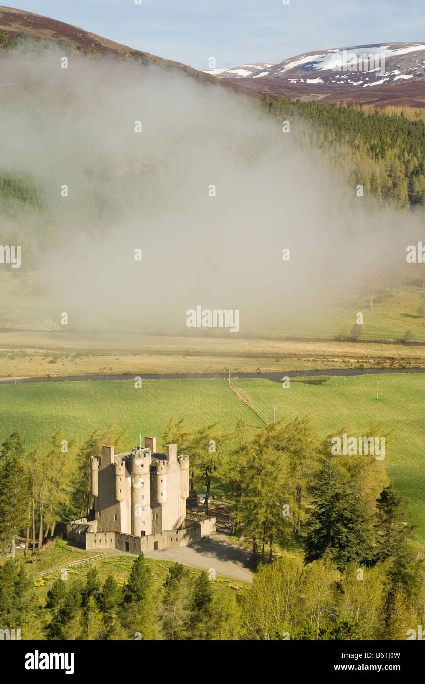 Braemar il castello e il fiume Dee dall'alto guardando a nord, Aberdeenshire, Highlands scozzesi Foto Stock