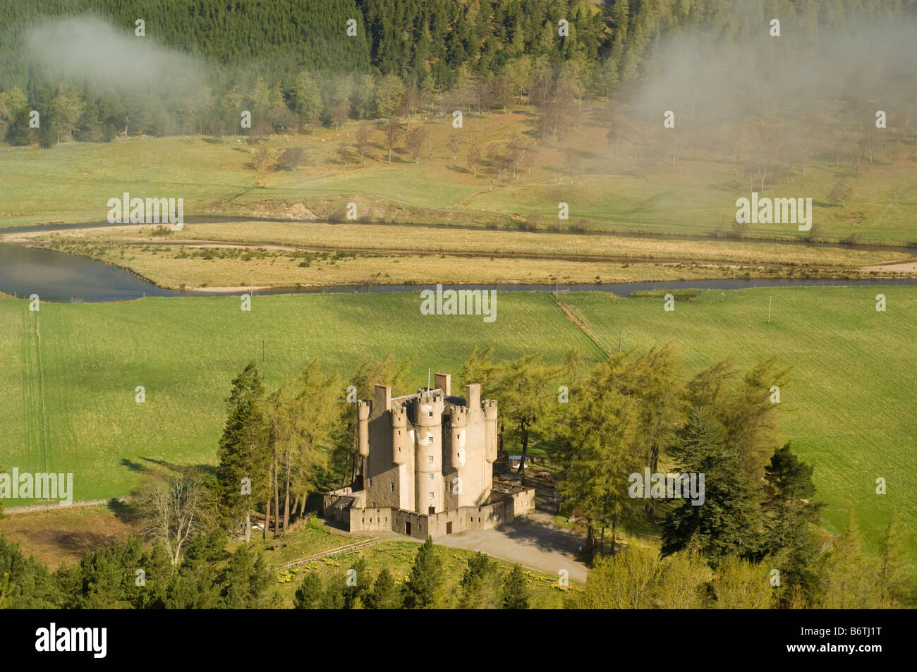 Braemar il castello e il fiume Dee dall'alto guardando a nord, Aberdeenshire, Highlands scozzesi Foto Stock