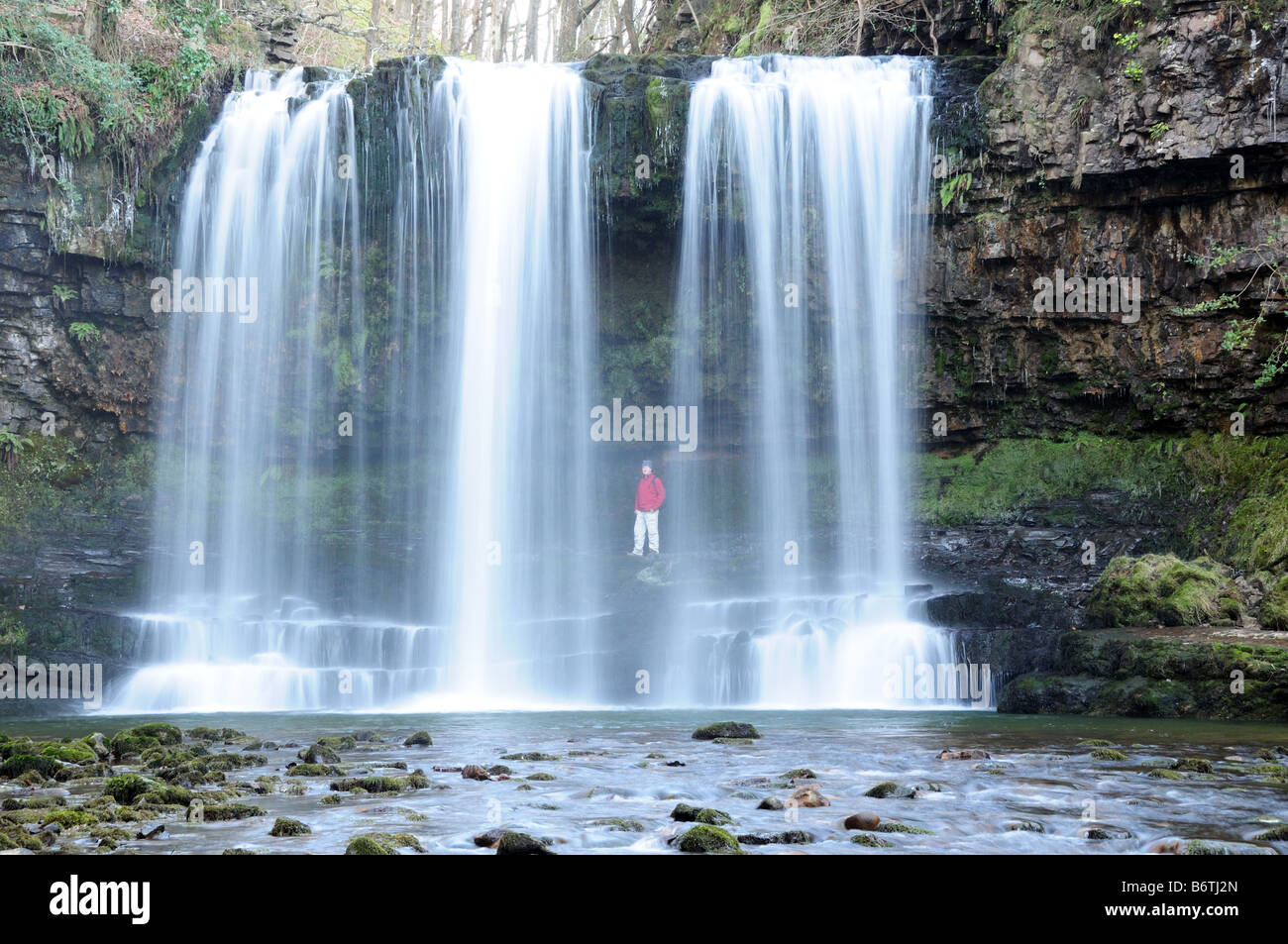 Gli escursionisti a piedi dietro Sgwd yr Eira Ystradfellte Parco Nazionale di Brecon Beacons Powys Galles Foto Stock