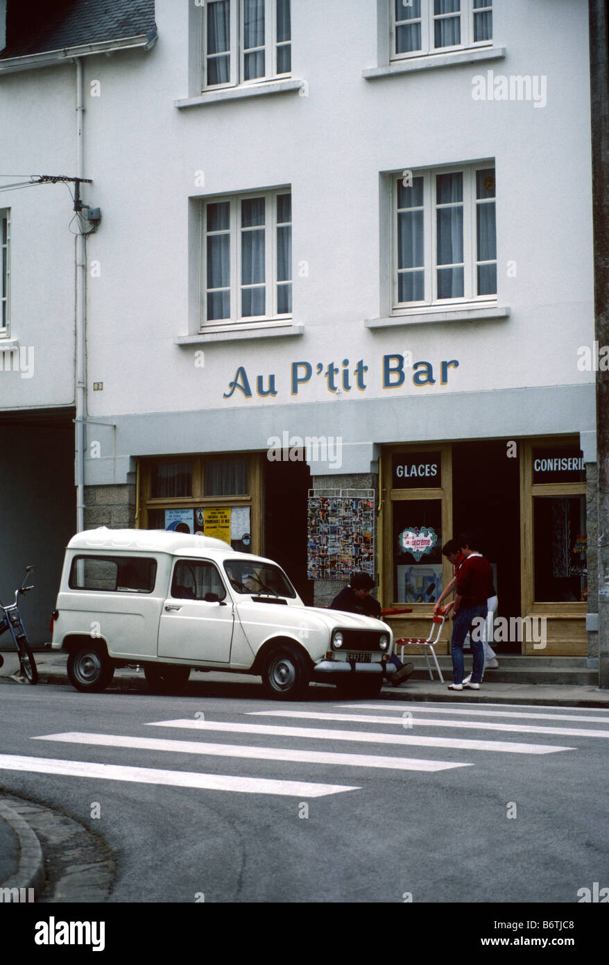 Esterno di un bar nella piccola cittadina francese Foto Stock