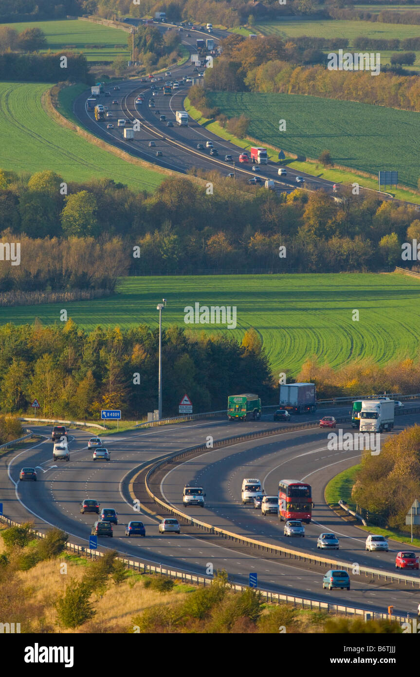 Il traffico sulla autostrada M40 serpeggiando attraverso la campagna Oxfordshire nella Chiltern Hills, Inghilterra. Foto Stock