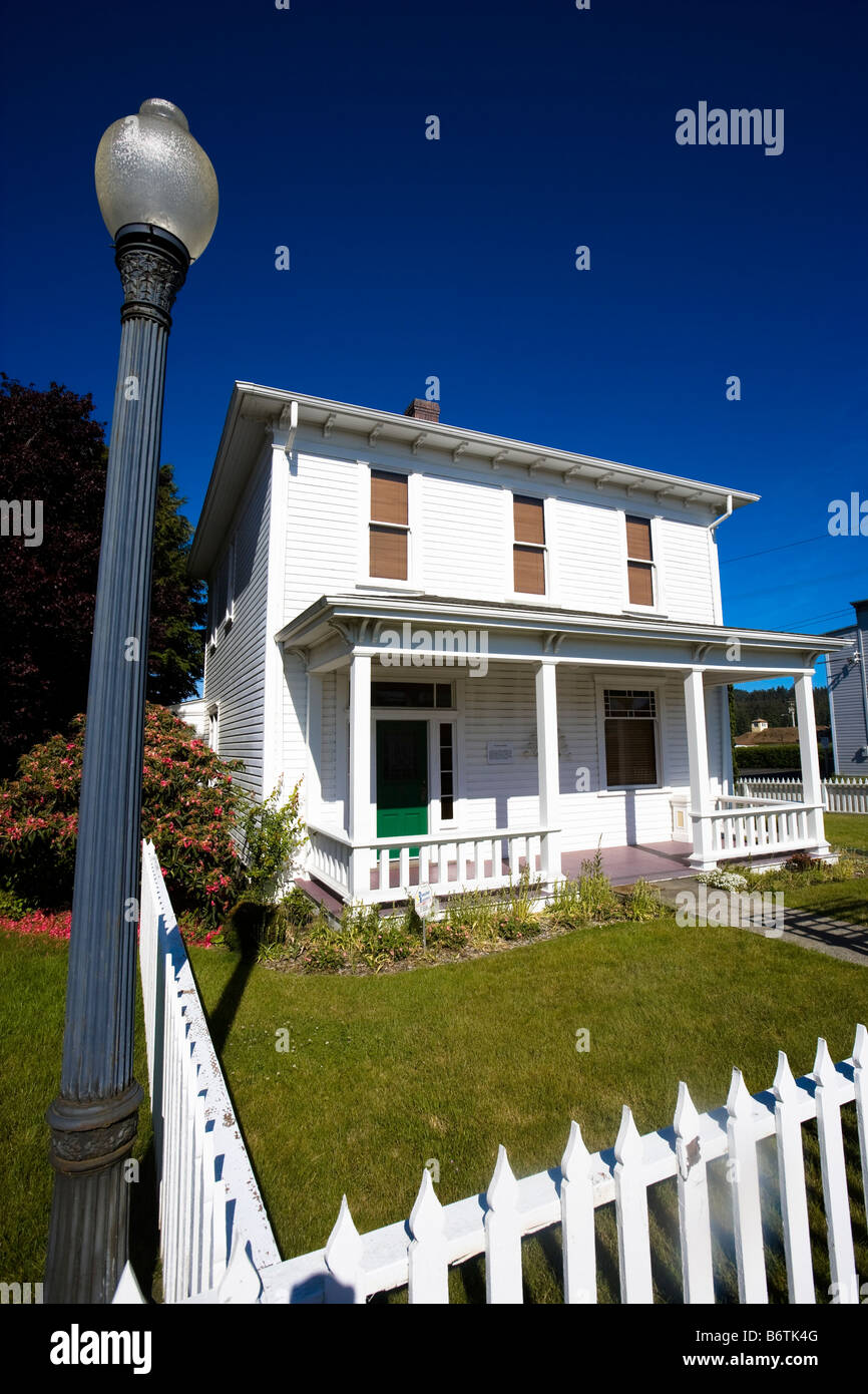 Ristorante in legno di fronte bianco antico edificio in Bay Street nel centro storico di Firenze, Oregon, Stati Uniti d'America Foto Stock