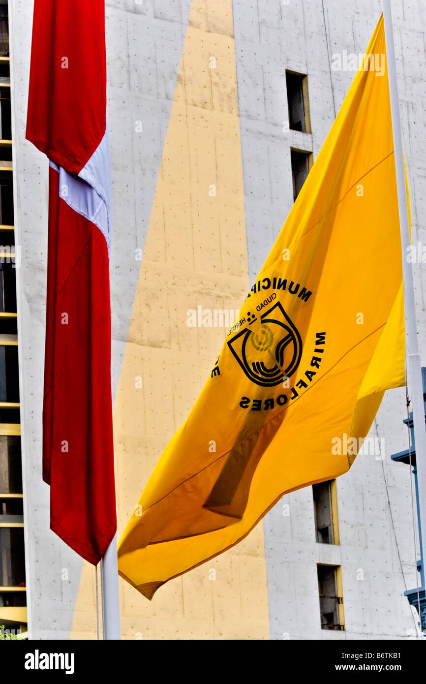Bandiere di Miraflores a Lima e la bandiera nazionale del Perù Foto Stock