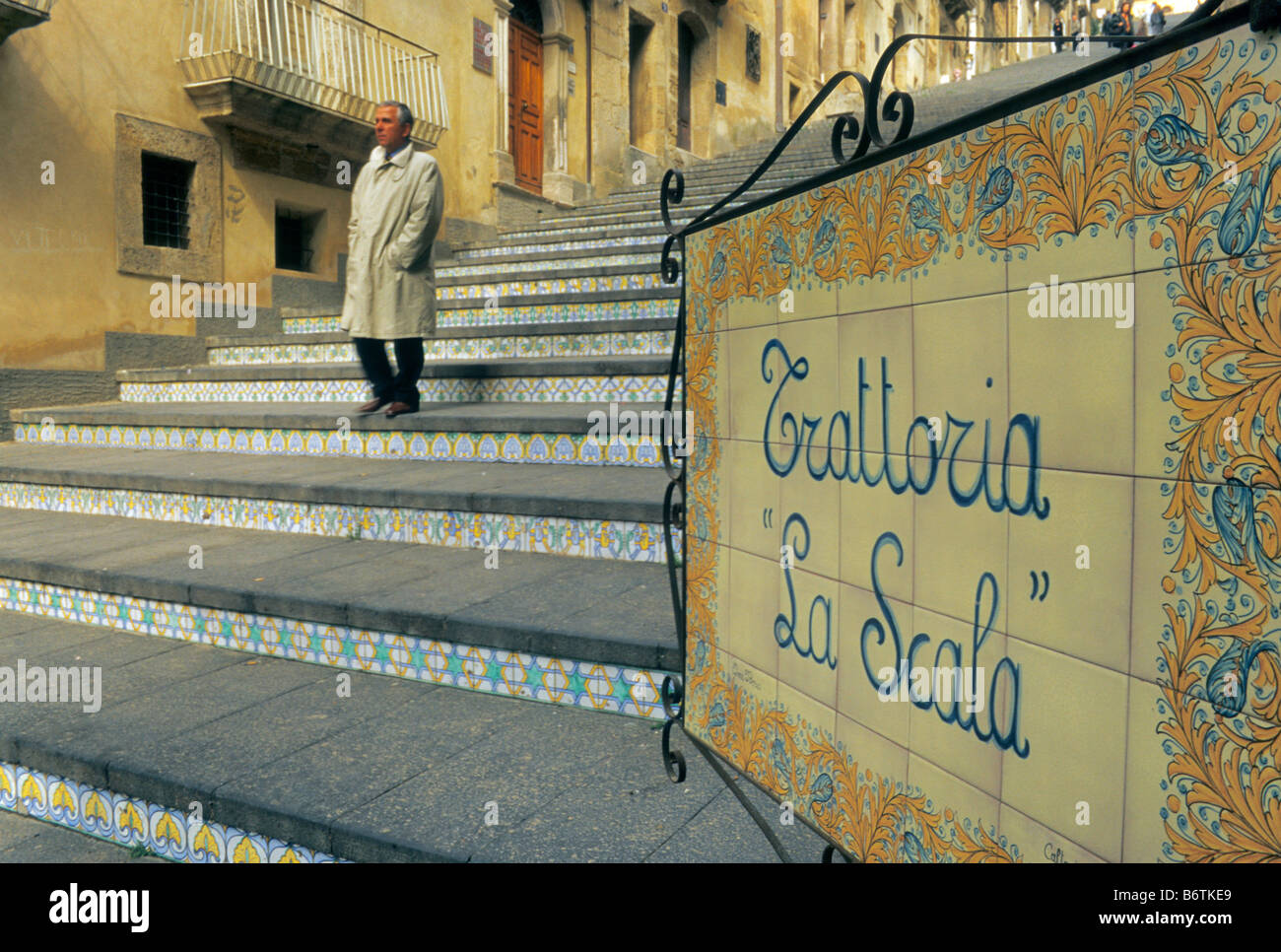 Trattoria di ceramica piastrella segno e fasi di Scalinata di Santa Maria del Monte a Caltagirone Sicilia Italia Foto Stock