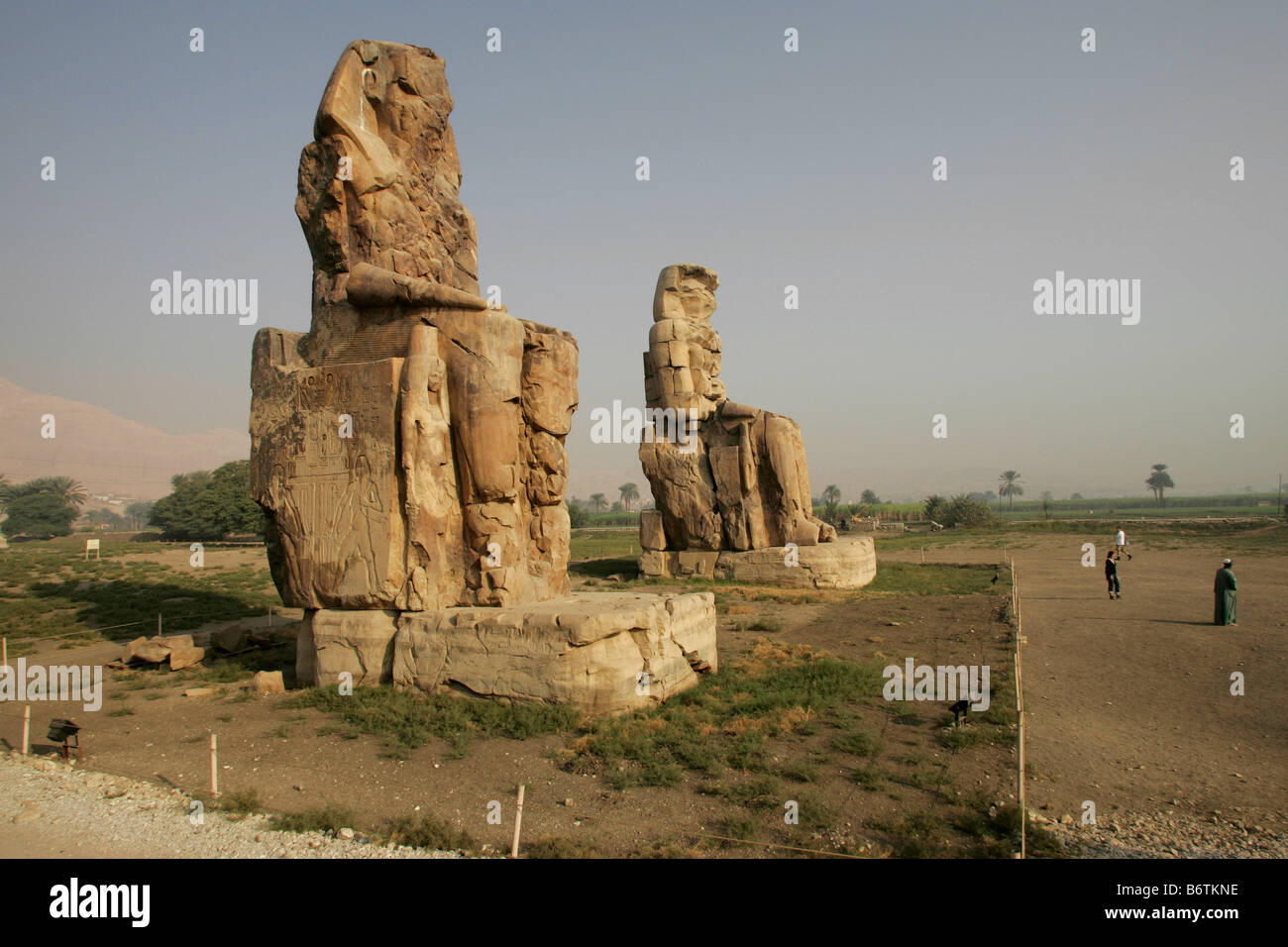 I Colossi di Memnon sono due enormi statue di pietra del faraone Amenhotep III sulla riva occidentale del fiume Nilo. Foto Stock
