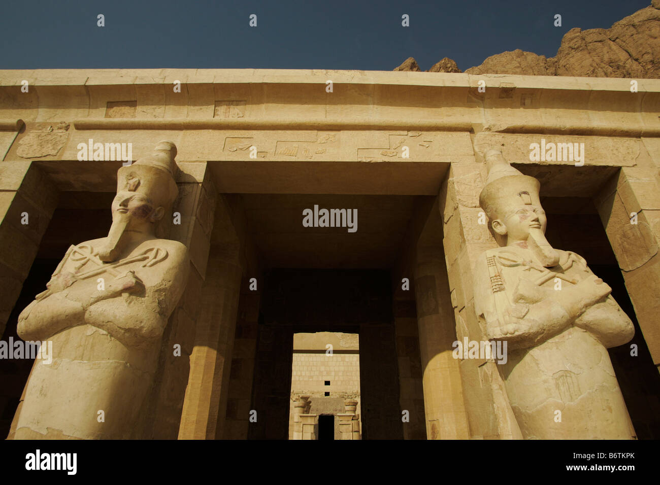 Il tempio mortuario della Regina Hatshepsut a Deir al-Bahari,l'Egitto. Foto Stock