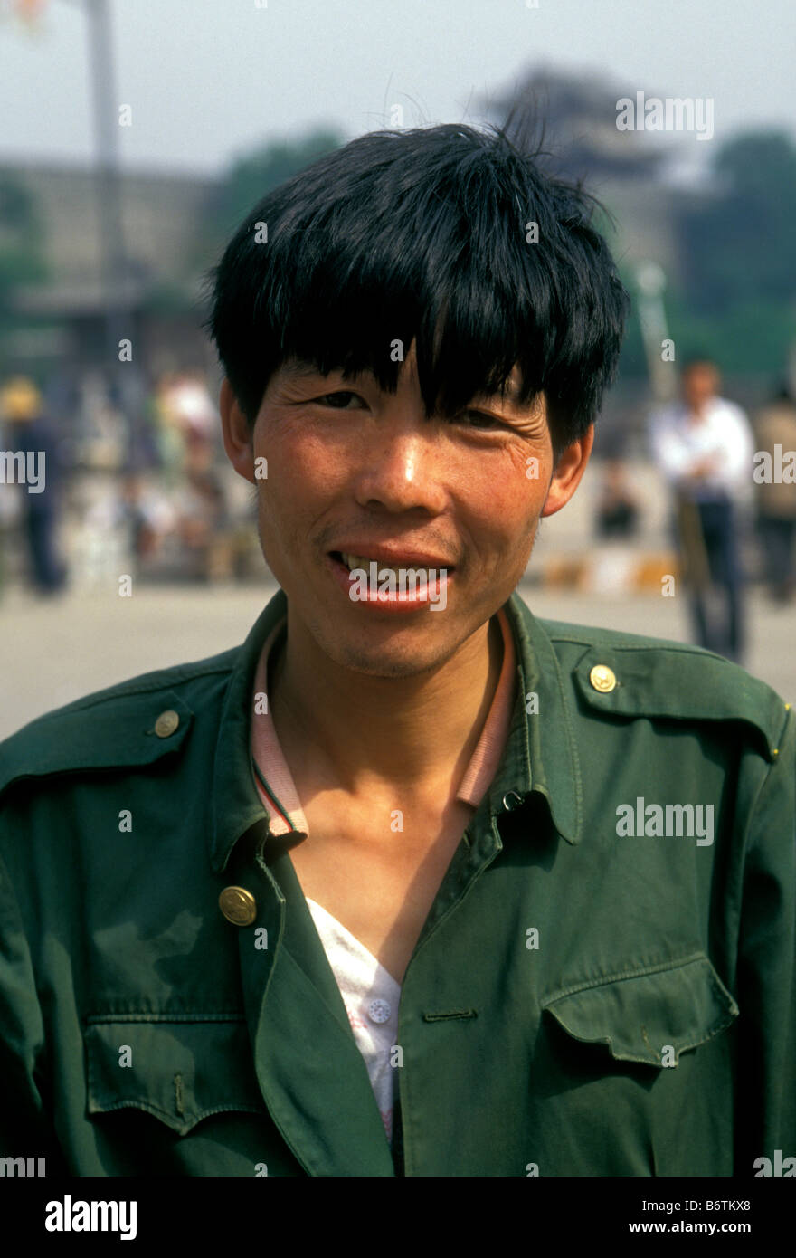 1, uno uomo cinese, cinese, uomo, uomo adulto, giorno operaio, giorno lavoratore disoccupato, contatto visivo, vista frontale, Xian, provincia di Shaanxi, Cina Foto Stock