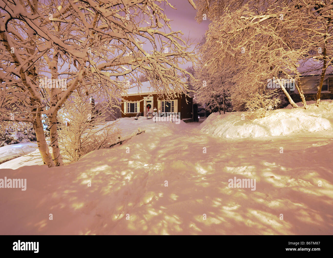 Una casa in città durante una nevicata alla vigilia di Natale Foto Stock