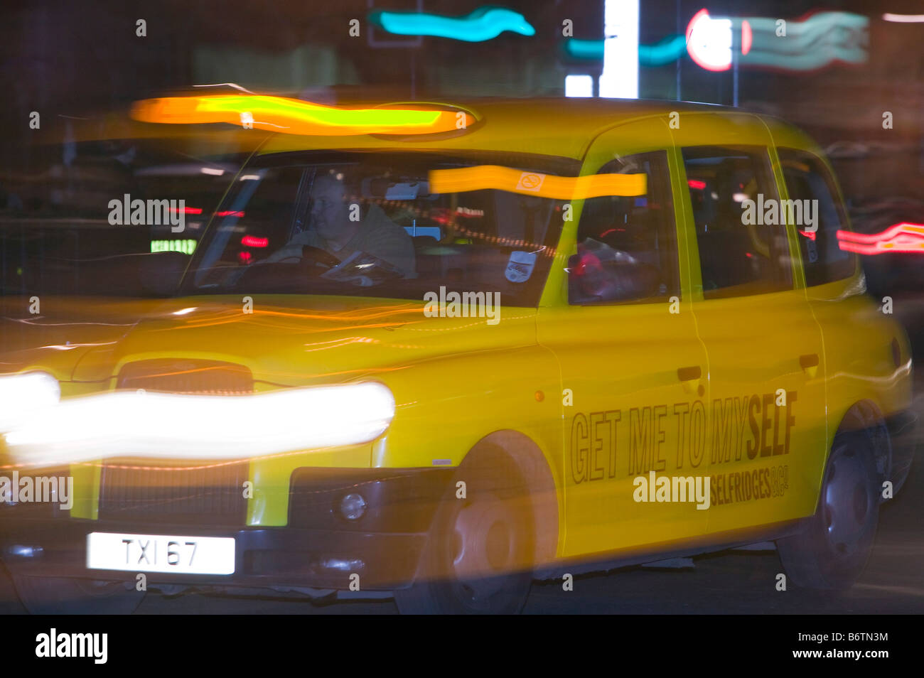 Un taxi a Londra di notte al di fuori di Kings Cross London REGNO UNITO Foto Stock