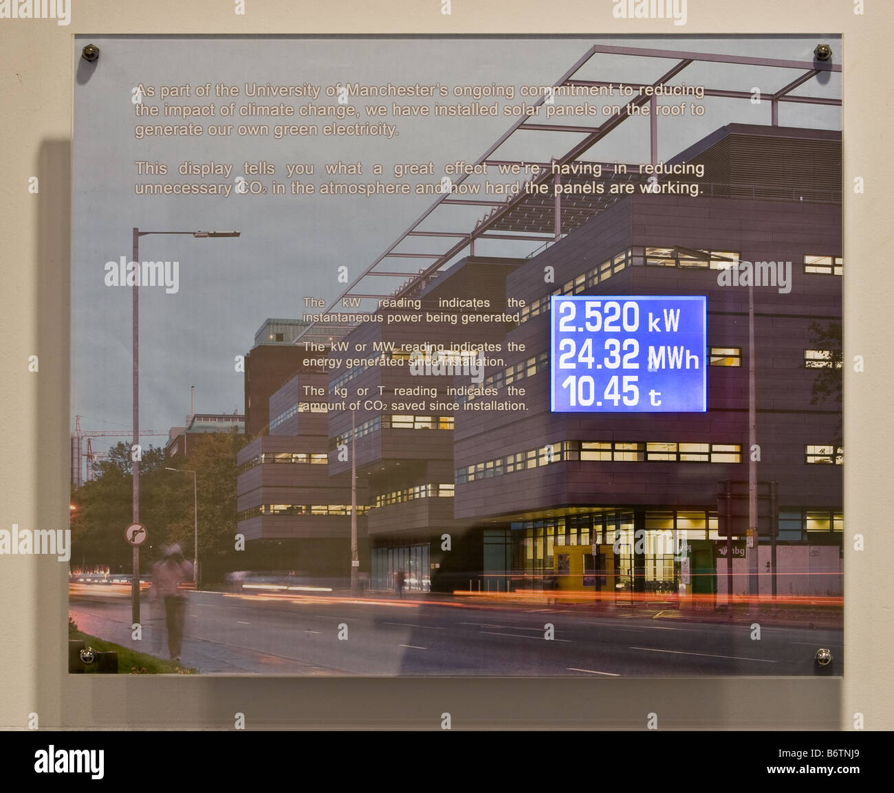 Pannello solare sul display di monitoraggio a Alan Turing edificio alto Brook Street University of Manchester REGNO UNITO Foto Stock