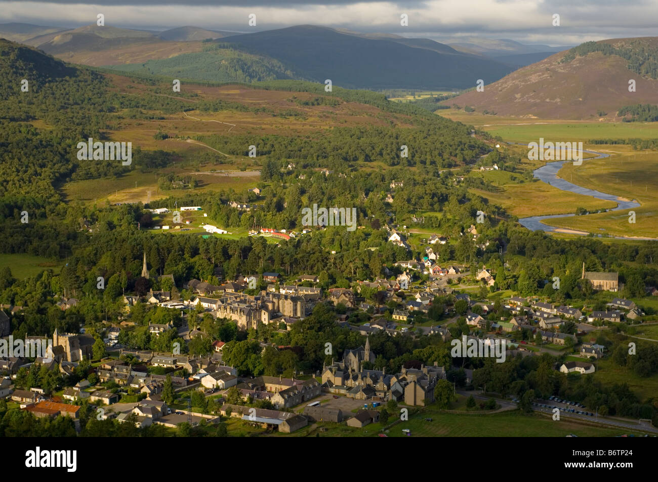 Braemar Village e il fiume Dee da Creag Choinnich Foto Stock