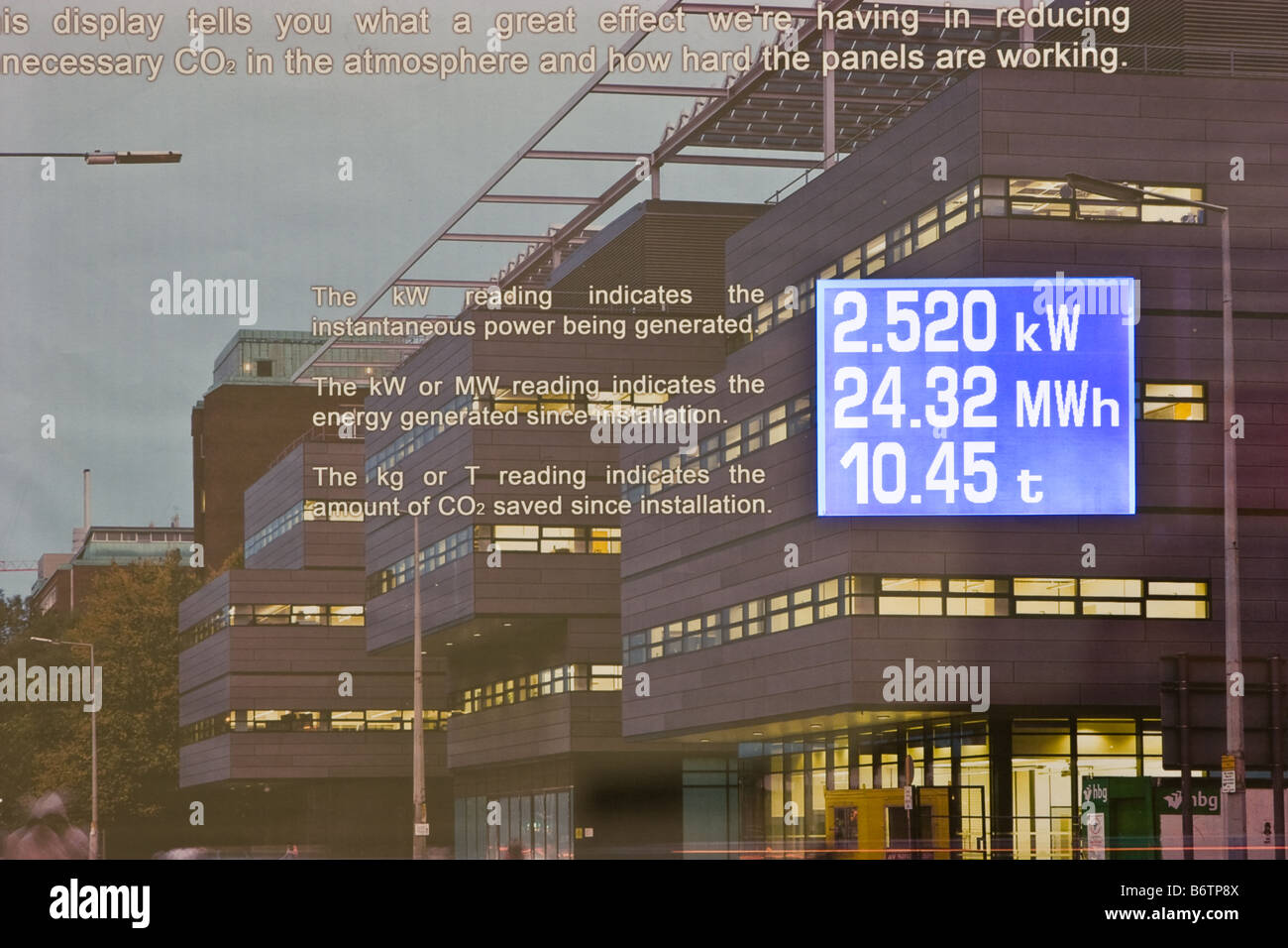 Pannello solare sul display di monitoraggio a Alan Turing edificio alto Brook Street University of Manchester REGNO UNITO Foto Stock