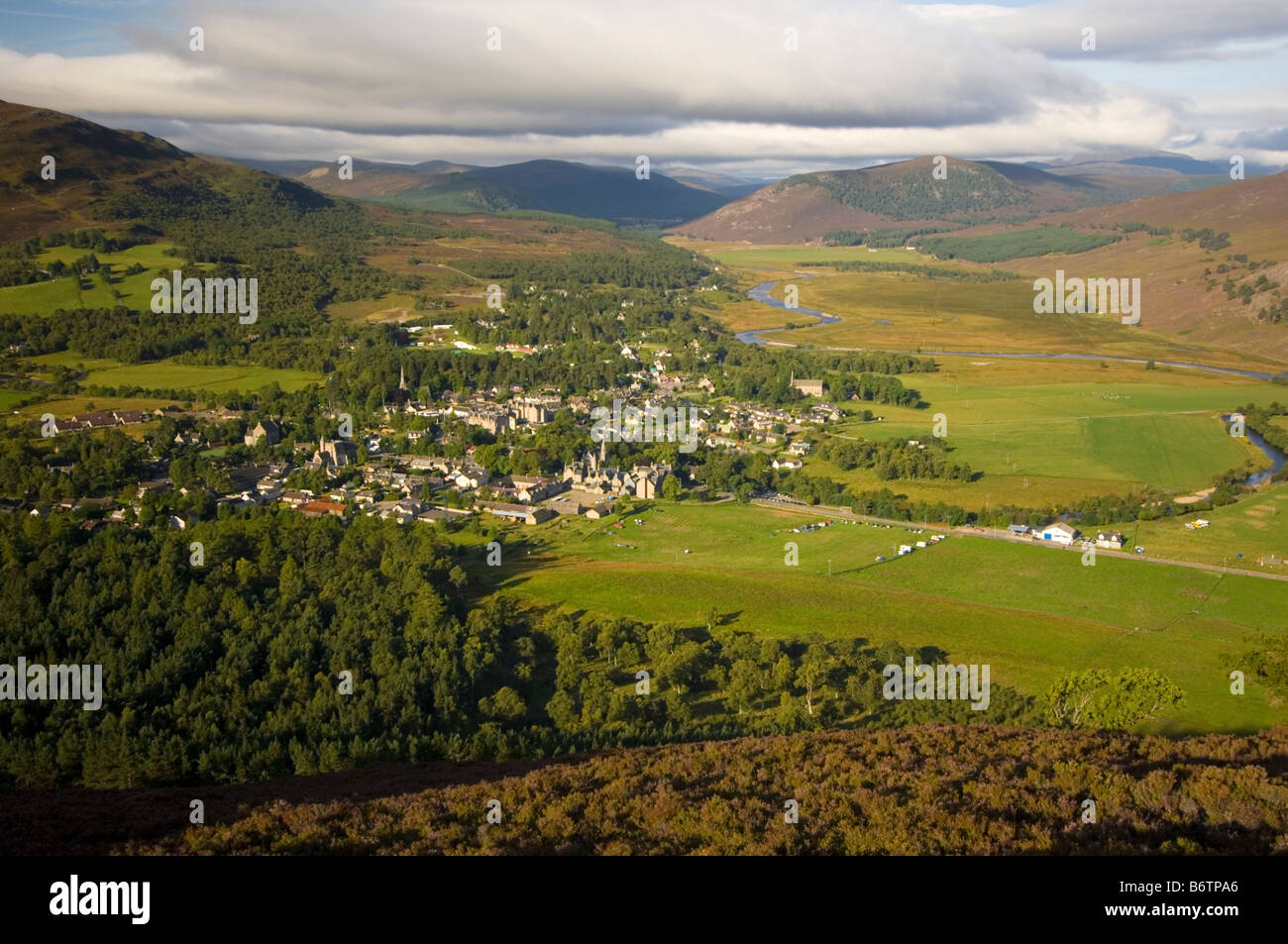 Braemar Village e il fiume Dee da Creag Choinnich Foto Stock