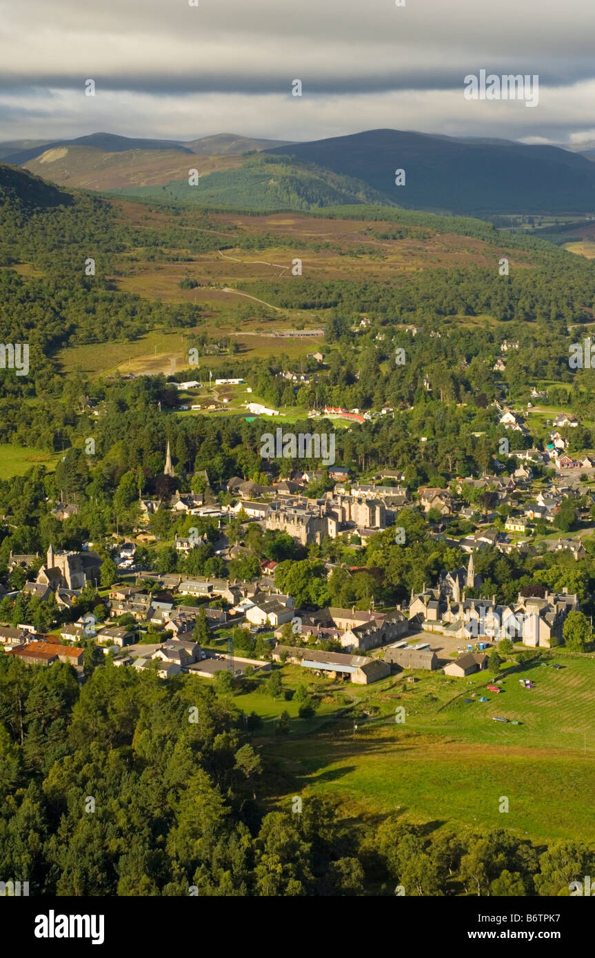 Braemar villaggio dal Creag Choinnich Foto Stock