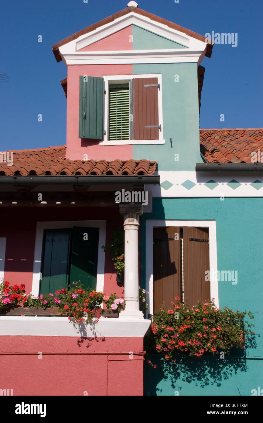 Uno delle centinaia di case colorate sull isola di Burano, l'Italia, a circa 45 minuti di traghetto da Venezia. Foto Stock