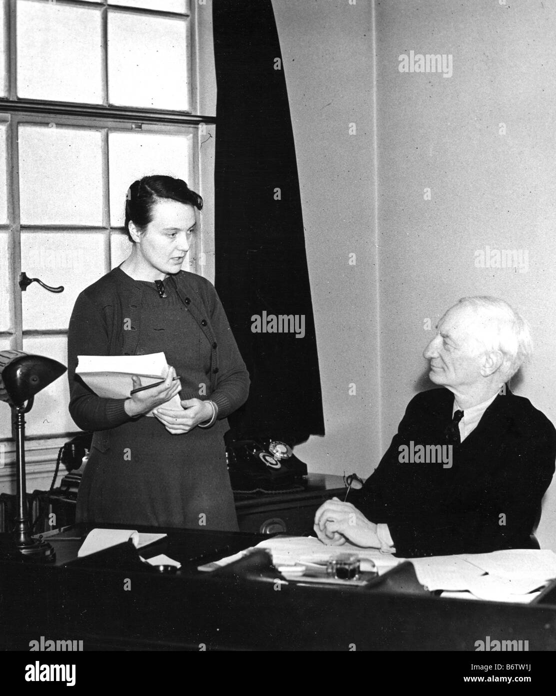 SIR WILLIAM BEVERIDGE economista britannico e riformista sociale nel 1943 con il suo segretario privato di Camere Elisabetta Foto Stock