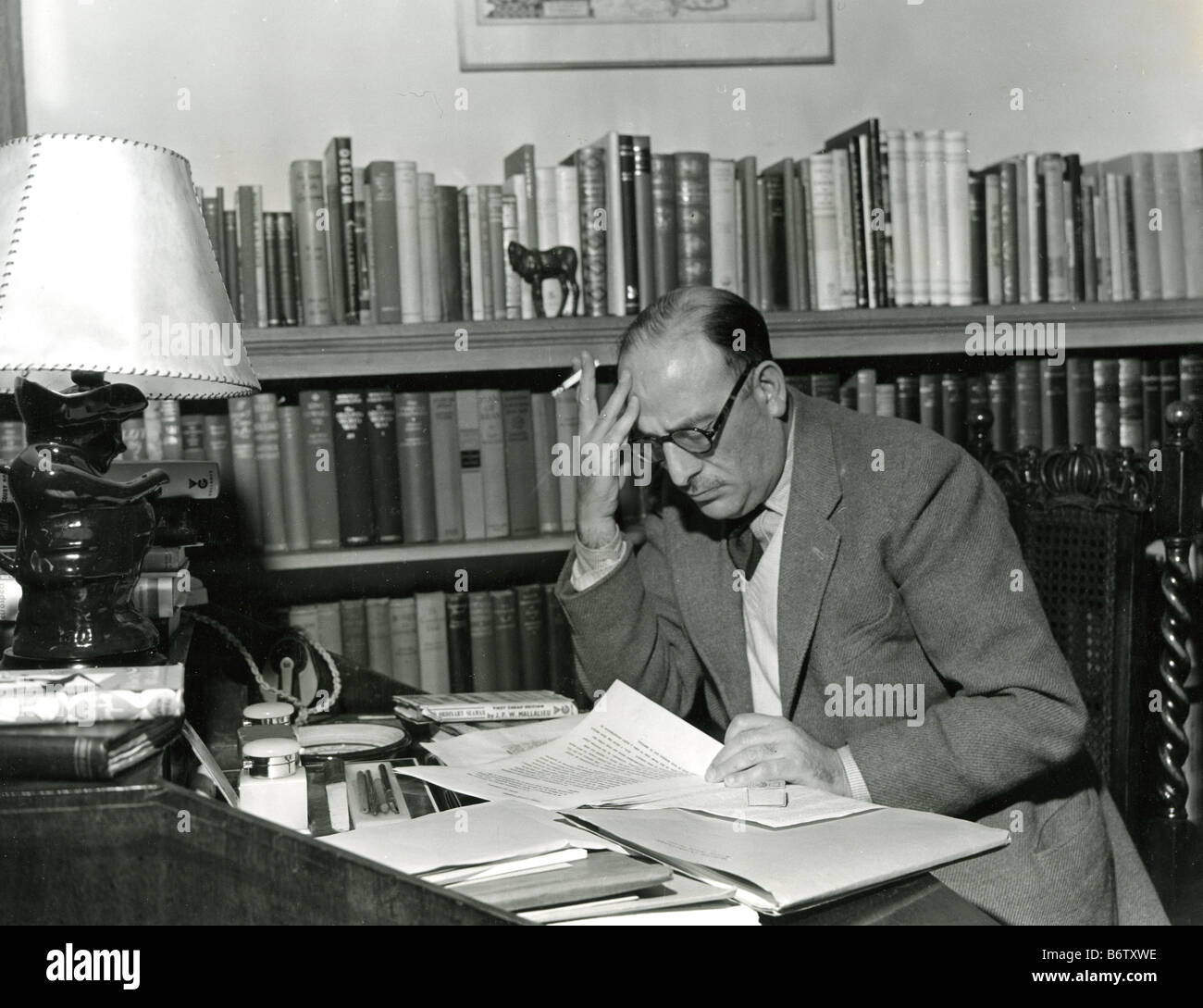 MICHAEL BALCON film inglese 1896-1977 produttore a casa sua Parrock superiore, vicino Bardfield, Sussex, nel 1955 Foto Stock