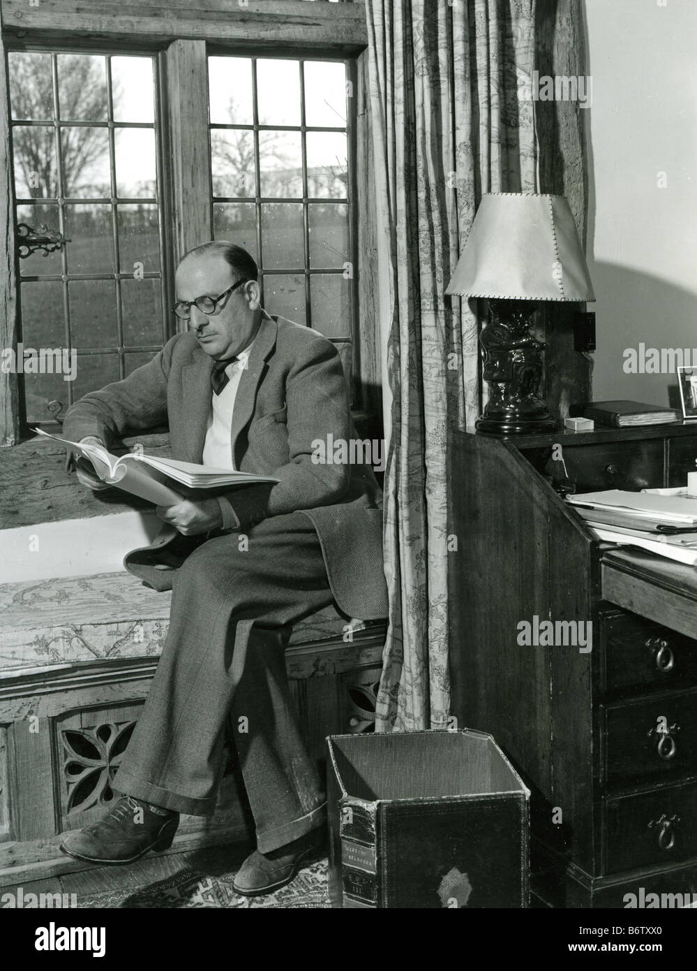 MICHAEL BALCON inglese produttore di film a casa sua Parrock superiore, vicino Bardfield, Sussex nel 1955 Foto Stock